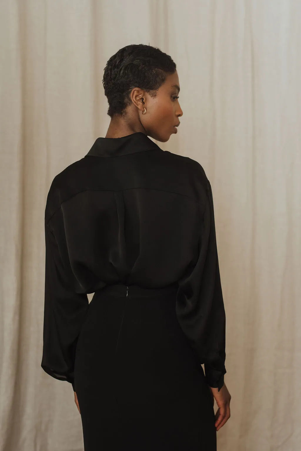 chemise en soie noire pour femme chic dos