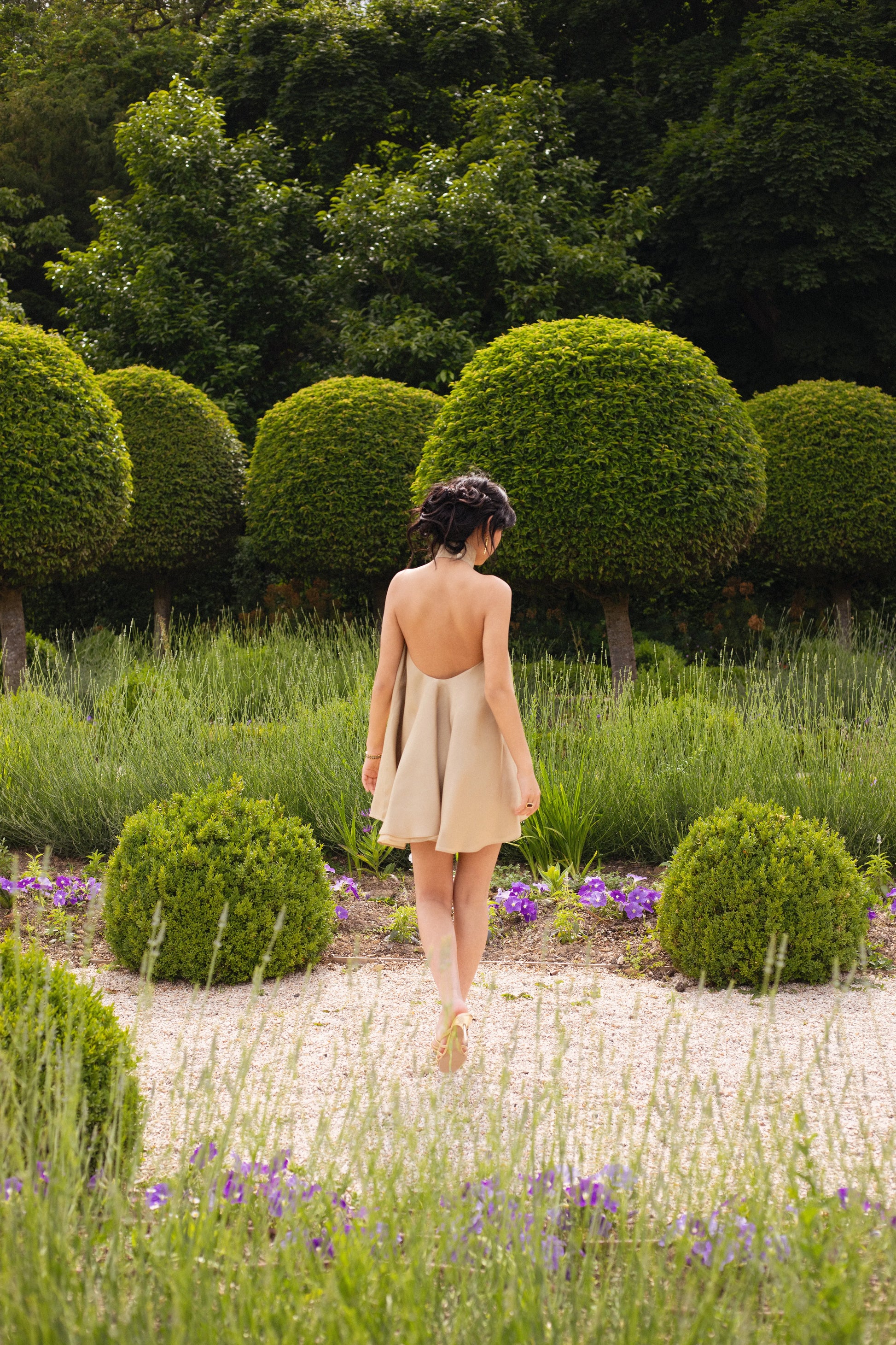 robe courte beige en soie chic