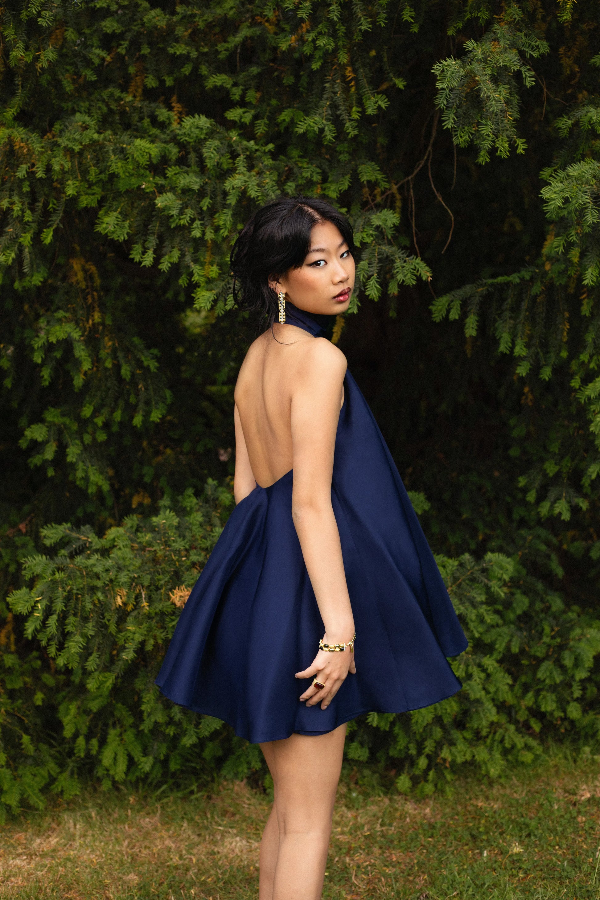 robe courte bleue en soie dos nu