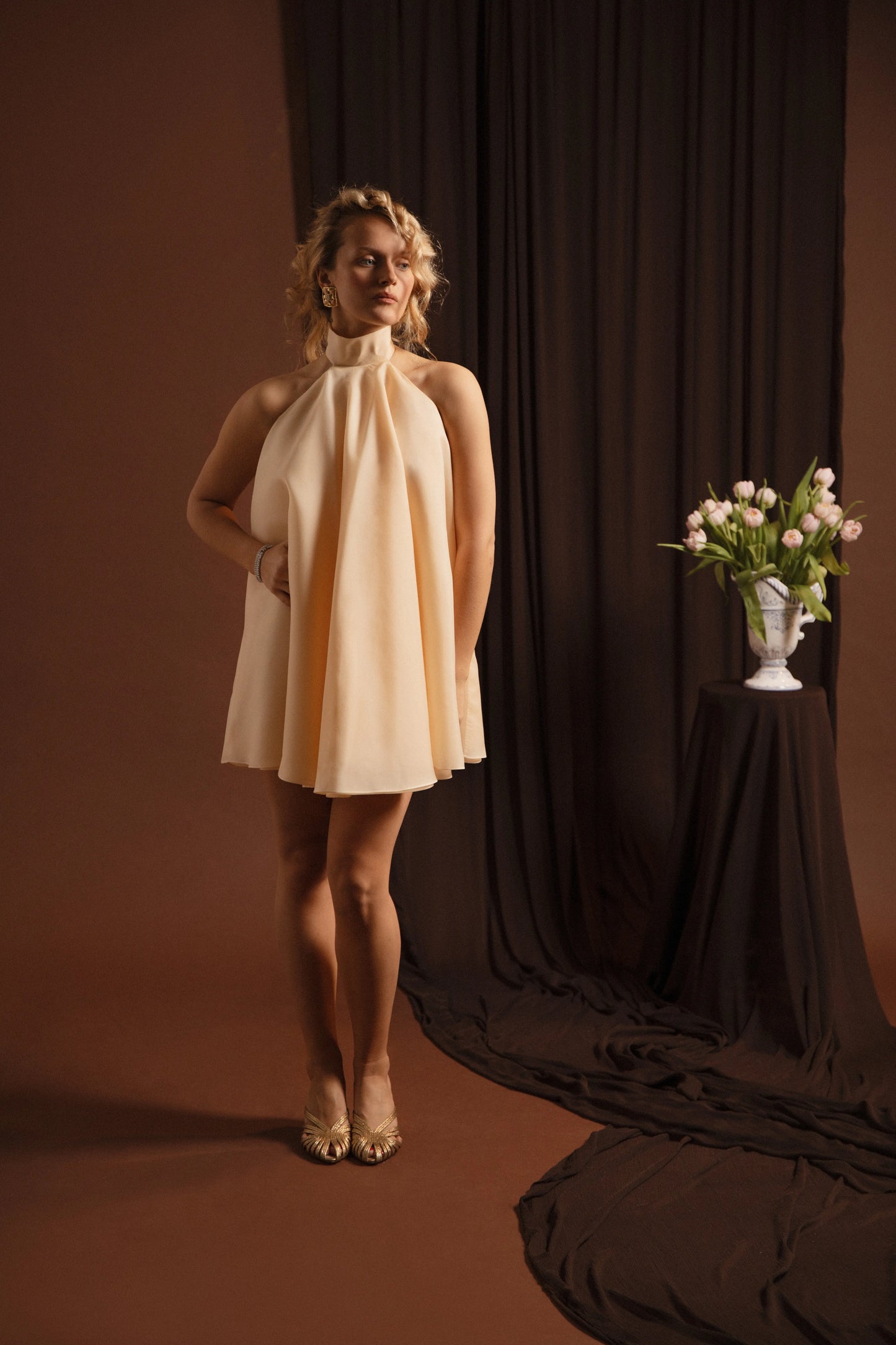 robe jaune courte en soie dos nu