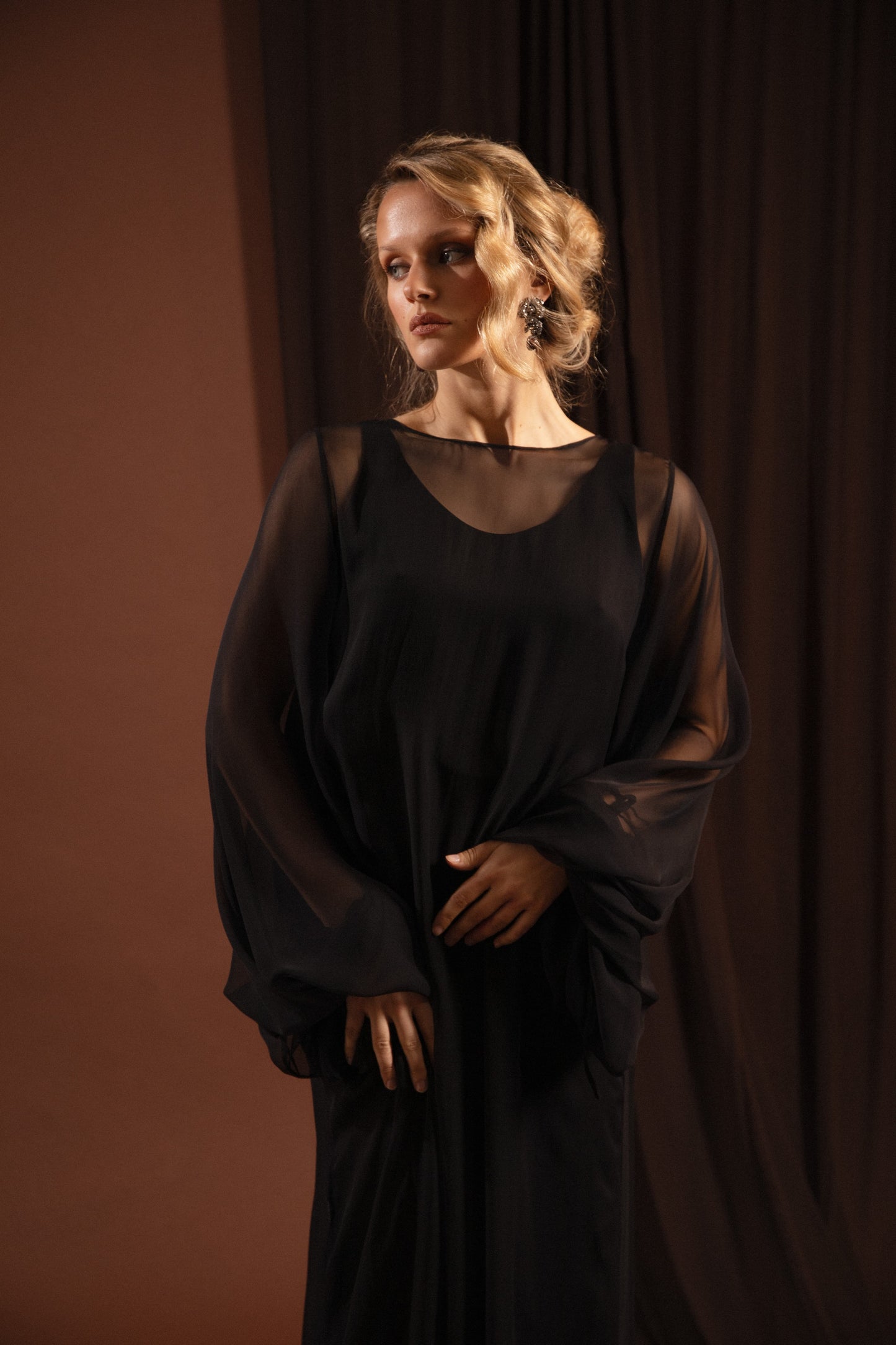 robe longue transparente noire en soie manches