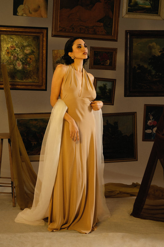 robe marron clair longue dos nu en soie chic pour invitée mariage