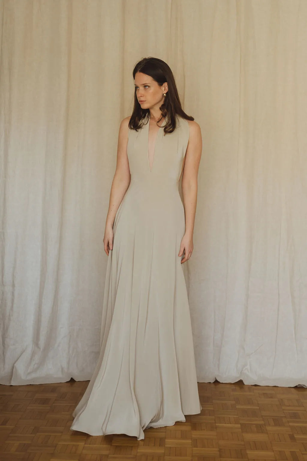 robe dos nu longue beige clair en soie mariage invitee