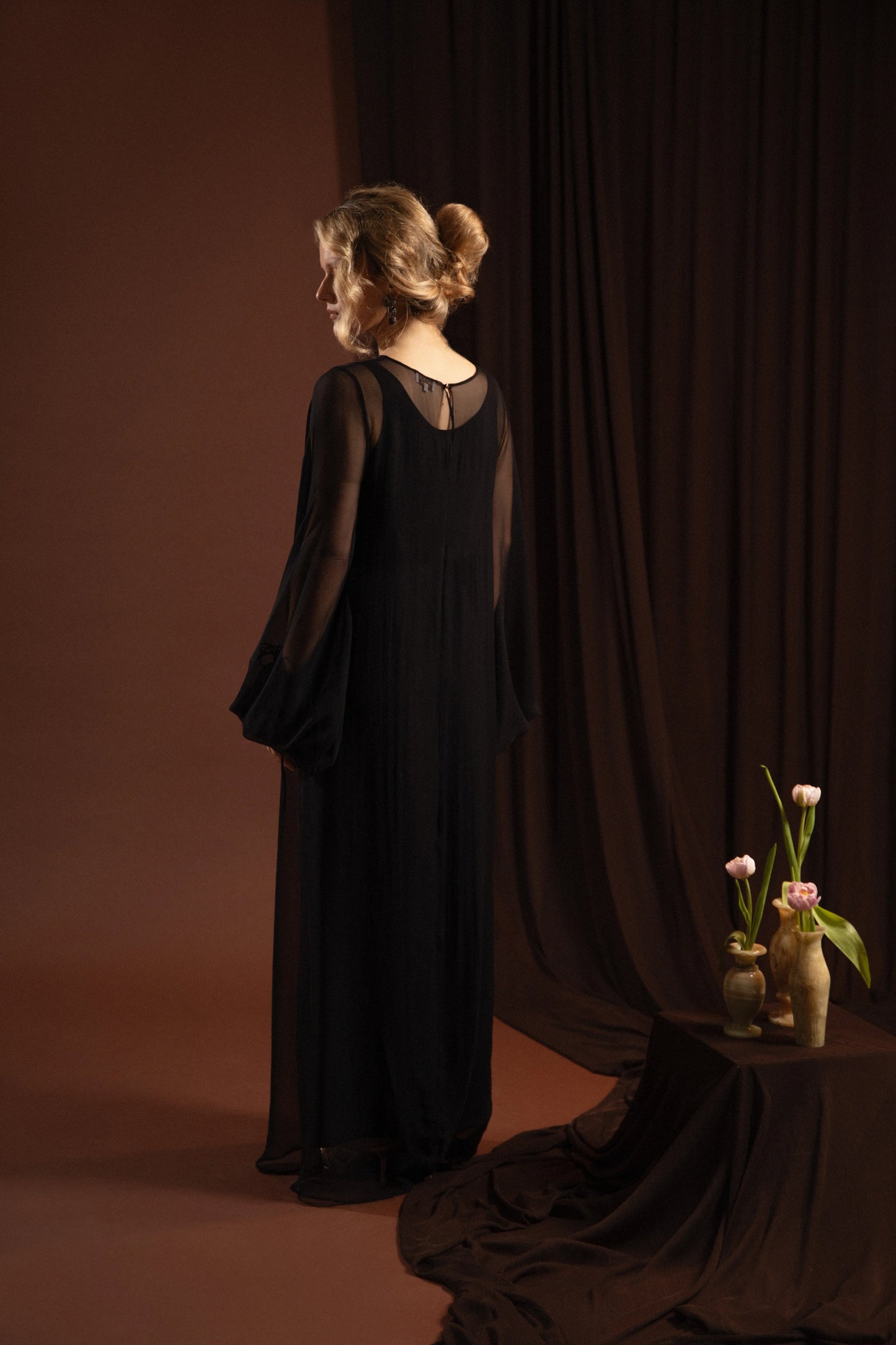 robe longue transparente noire en soie chic